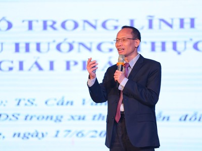 TS Cấn Văn Lực chia sẻ những cơ hội tiềm năng của bất động sản khi chuyển đổi số - Ảnh: H.B