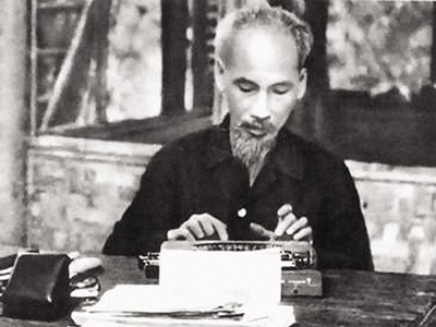 Chiếc máy chữ luôn gắn liền với công việc làm báo của Chủ tịch Hồ Chí Minh. Ảnh: TTXVN