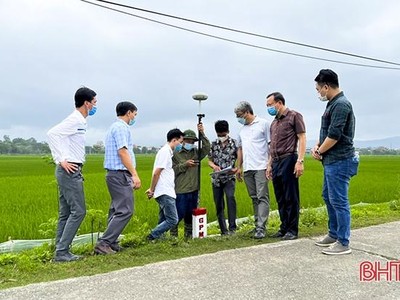 Bàn giao mốc lộ giới cao tốc đoạn Bãi Vọt - Hàm Nghi đi qua huyện Đức Thọ (Ảnh: báo Hà Tĩnh)