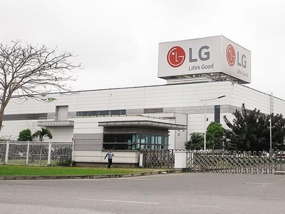 Nhiều tập đoàn lớn của nước ngoài tiếp tục chọn Việt Nam là “cứ điểm” sản xuất. Trong ảnh: Nhà máy của LG tại Việt Nam