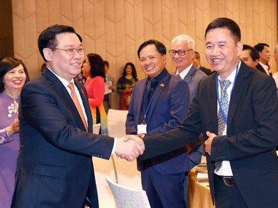 Chủ tịch Quốc hội Vương Đình Huệ gặp gỡ cộng đồng doanh nhân người Việt tại Châu Âu.