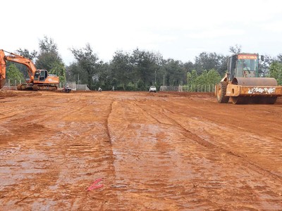 Thi công công trình đường Hồ Chí Minh đoạn tránh phía Đông TP. Buôn Ma Thuột Ảnh: Hoàng Tuyết