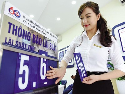 Với sự nhập cuộc của nhiều ngân hàng thương mại có vốn nhà nước, một đợt tăng lãi suất nữa lại được các ngân hàng áp dụng nhằm hút tiền vào hệ thống nhà băng. Ảnh: Đức Thanh 