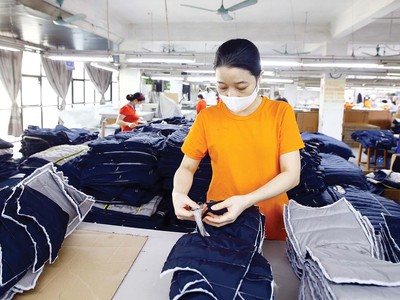 Dệt may đang chịu tác động tiêu cực từ việc chi phí sợi, vải, logistics và nhân công tiếp tục neo ở mức cao. Ảnh: Đ.T