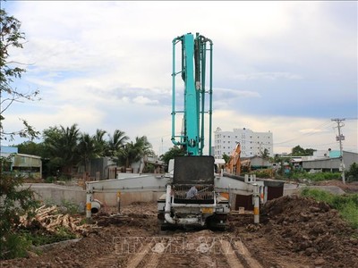 Nhiều công trình thi công cầm chừng do giá vật liệu xây dựng tăng cao. Ảnh minh họa: Tuấn Kiệt/TTXVN