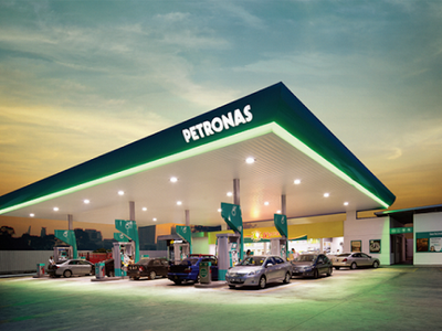 Giá xăng RON 95 tại Malaysia vào đầu tháng 6/2022 chỉ ở mức 13.000 đồng/lít nhờ sự trợ giá của chính phủ.