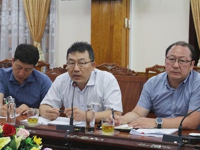 Đại diện Công ty Samwhan (ở giữa) thông tin về dự án. Nguồn: binhdinh.gov.vn