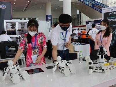 Trưng bày sản phẩm sáng tạo robot của Trường Đại học Quốc tế Miền Đông. (Ảnh: Chí Tưởng/TTXVN)