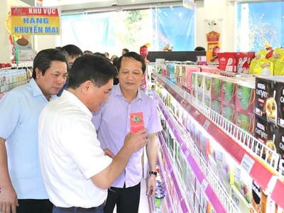 Lãnh đạo Sở Công thương tham quan gian hàng tại điểm bán hàng Việt