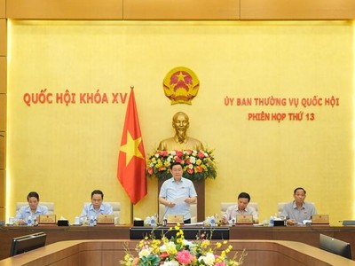 Chủ tịch Quốc hội Vương Đình Huệ điều hành phiên họp.