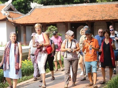 Giá xăng, dầu tăng “phi mã”, doanh nghiệp lữ hành chật vật