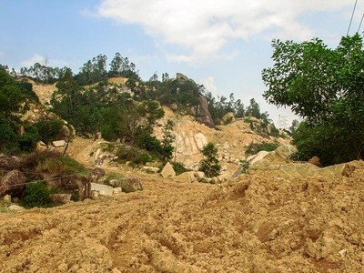 Núi Hòn Chà vẫn đang xảy ra tình trạng khai thác khoáng sản trái phép. Ảnh: N.T