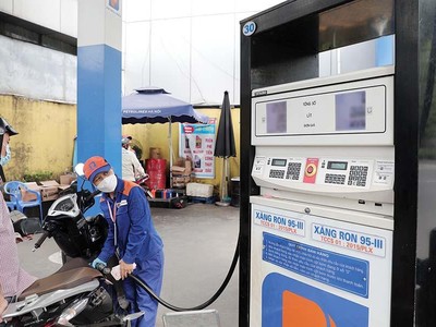 Giảm thuế để hạ giá xăng dầu sẽ giúp phục hồi sản xuất, bình ổn Chỉ số giá tiêu dùng, nâng cao đời sống người dân. Ảnh: Đức Thanh