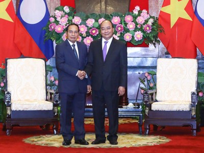 Chủ tịch nước Nguyễn Xuân Phúc tiếp Phó Chủ tịch nước Lào Bounthong Chitmany. (Ảnh: VPTCN)