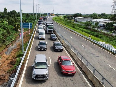 Tuyến cao tốc Trung Lương - Mỹ Thuận không có làn dừng khẩn cấp đã gây rất nhiều bất tiện cho hoạt động sản xuất.
