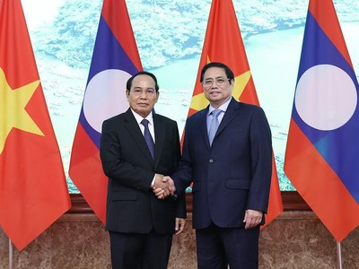 Thủ tướng Phạm Minh Chính nhiệt liệt chào mừng đồng chí Bounthong Chitmany sang thăm chính thức Việt Nam. (Ảnh: Nhật Bắc)