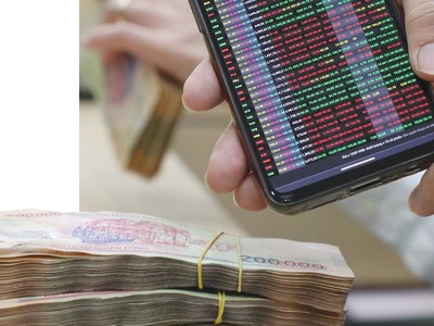 Nhiều ngân hàng ghi nhận hoạt động đầu tư, kinh doanh chứng khoán sụt giảm mạnh trong 2 quý đầu năm. Ảnh: Dũng Minh