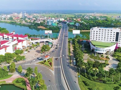Hạ tầng hoàn thiện giúp Quảng Trị tăng cường thu hút đầu tư và phát triển kinh tế - xã hội. Trong ảnh: Đoạn Quốc lộ 1 qua TP. Đông Hà nối với tuyến đường ven biển kết nối Hành lang kinh tế Đông - Tây (Quốc lộ 9) ảnh: trung tâm xúc tiến đầu tư quảng trị
