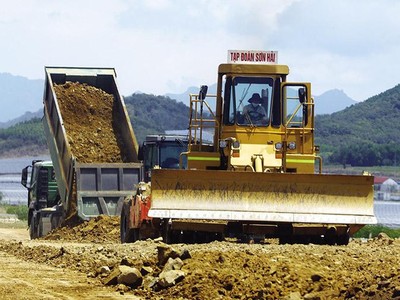 Thi công Dự án Xây dựng công trình đường bộ cao tốc Bắc - Nam phía Đông đoạn Cam Lâm - Nha Trang. Ảnh: Đức Thanh