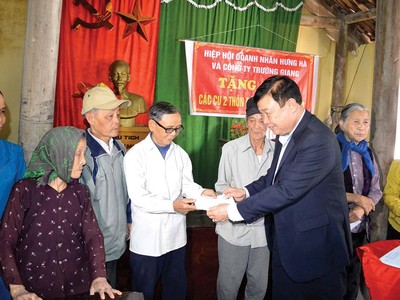 Doanh nhân Hoàng Ngọc Thảo trao quà cho người có hoàn cảnh khó khăn ở xã Minh Hòa (huyện Hưng Hà, Thái Bình)