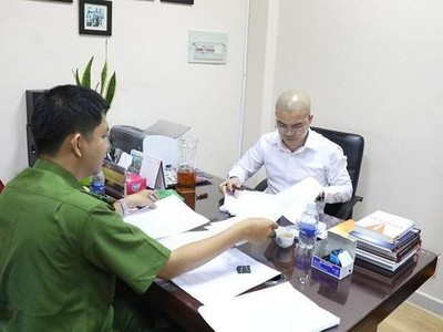 Nguyễn Thái Luyện (áo trắng) - CEO Công ty cổ phần địa ốc Alibaba tại cơ quan điều tra