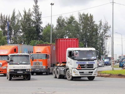 Xăng dầu hạ, nhưng giá cả hàng hóa không hạ vì xăng dầu chỉ tác động đến chi phí logistics, trong khi giá nguyên liệu đầu vào cho sản xuất vẫn tăng.