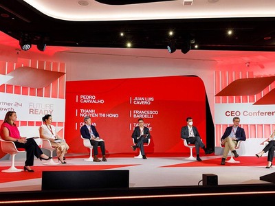 Bà Tina Nguyễn, Tổng giám đốc Generali Việt Nam (bìa phải) tham dự Hội nghị CEO toàn cầu của Tập đoàn Generali tại Milan, Italia. 