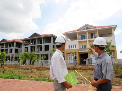 Các doanh nghiệp bất động sản đang gồng mình “vượt bão”. Ảnh: Lê Toàn