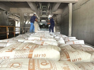 Nhiều công ty xi măng vẫn tiếp tục nâng công suất. Trong ảnh: sản xuất xi măng tại Vicem Hà Tiên