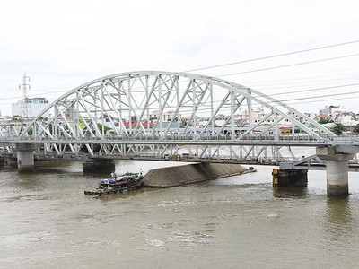 Dự án Cải tạo, nâng cấp luồng sông Sài Gòn (đoạn từ cầu Bình Lợi, TP.HCM đến cảng Bến Súc, Bình Dương) mới hoàn thành một hạng mục là cầu Bình Lợi. Ảnh: Lê Toàn