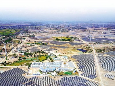 Ninh Thuận đang trở thành điểm đến của các dự án năng lượng tái tạo. Trong ảnh: Tổ hợp năng lượng tái tạo của Trung Nam Group