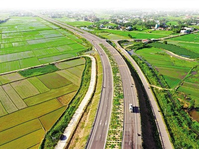 Quốc lộ 19 được đánh giá là giao thông huyết mạch kết nối Tây Nguyên với đồng bằng. Ảnh: Nguyễn Dũng 