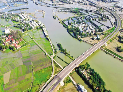 Bình Định là một trong những địa phương đi đầu tại miền Trung trong chiến lược đầu tư hạ tầng, tạo sức bật cho phát triển kinh tế. Ảnh: Nguyễn Dũ