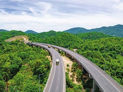 Chính phủ đang tập trung xây dựng hệ thống đường cao tốc, nhất là đoạn qua miền Trung. Trong ảnh: đường dẫn vào hầm đường bộ Đèo Cả