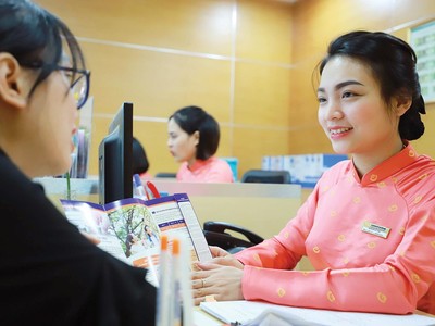 Bancassurance đang bám sát kênh đại lý trong đóng góp vào doanh thu phí của các doanh nghiệp bảo hiểm. Ảnh: Dũng Minh