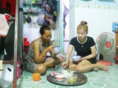 Gia đình một công nhân đã ở trọ hơn 10 năm tại Đồng Nai. Ảnh: Lê Toàn 