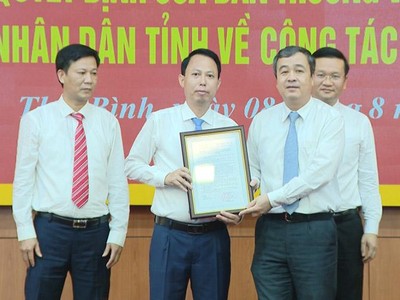 Bí thư Tỉnh ủy Thái Bình Ngô Đông Hải trao quyết định của Ban Thường vụ Tỉnh ủy cho tân Bí thư huyện Tiền Hải Nguyễn Xuân Khánh