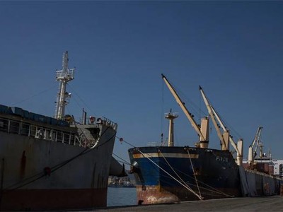 Một tàu chở hàng từ Nga đã dỡ phân bón lên xe tải tại Cảng Santos, ở Sao Paulo, Brazil. Ảnh: Nytimes.com