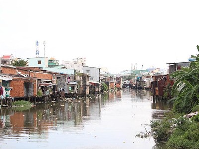 Hàng ngàn hộ dân trong căn nhà nhếch nhác ven rạch Xuyên Tâm khắc khoải chờ ngày thay đổi. Ảnh: Trọng Tín
