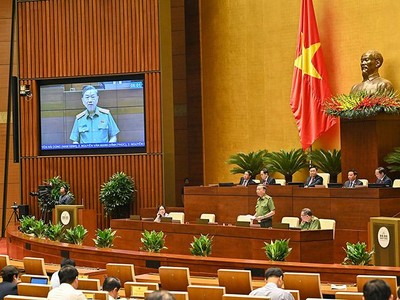 Bộ trưởng Bộ Công an Tô Lâm trả lời chất vấn tại phiên họp thứ 14 của Ủy ban Thường vụ Quốc. Ảnh: Mỹ An