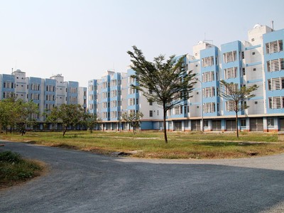 Khu tái định cư Vĩnh Lộc B có 45 lô chung cư, nhưng chỉ có vài trăm hộ dân sinh sống. Ảnh: Trọng Tín