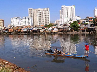TP.HCM còn hàng chục ngàn căn nhà xập xệ ven kênh rạch. Ảnh: Lê Toàn