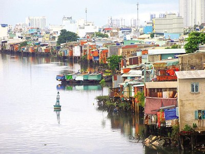 Hàng ngàn căn nhà lụp xụp ven kênh Đôi, quận 8. Ảnh: Lê Toàn