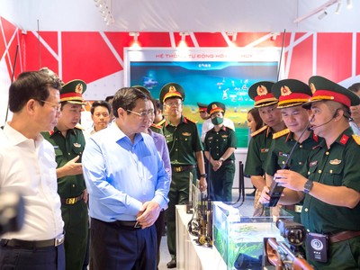 Thủ tướng Chính phủ Phạm Minh Chính xem các sản phẩm của Viettel.