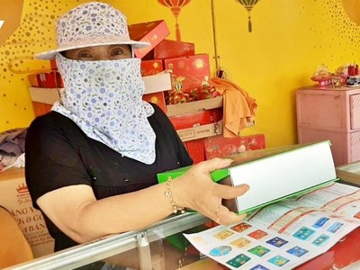 Người bán hàng phấn khởi khi sức mua tăng (Ảnh: Lệ Hằng).