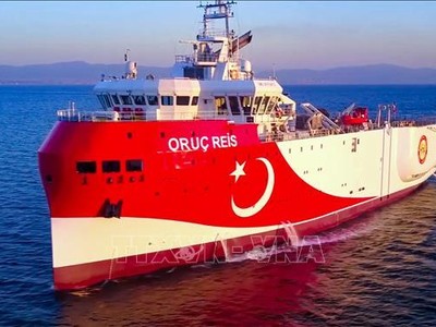 Tàu thăm dò Oruc Reis (giữa) với sự hộ tống của các tàu chiến Thổ Nhĩ Kỳ ở ngoài khơi thành phố Antalya (Thổ Nhĩ Kỳ), trên Địa Trung Hải, ngày 10/8/2020. Ảnh: AFP/TTXVN