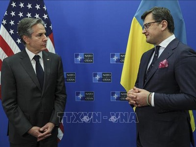 Ngoại trưởng Mỹ Antony Blinken (trái) và người đồng cấp Ukraine Dmytro Kuleba trong cuộc gặp tại Hội nghị Ngoại trưởng NATO ở Brussels, Bỉ ngày 7/4/2022. Ảnh tư liệu: AFP/TTXVN