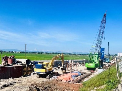 Các nhà thầu thi công cầu Bến Lội thuộc Dự án nâng cấp, mở rộng Quốc lộ 9 đoạn từ cảng Cửa Việt đến Quốc lộ 1, vốn vay WB. Ảnh: Quang Toàn/TTXVN.