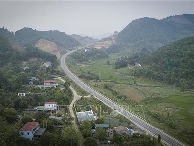 Tuyến cao tốc Hòa Lạc – Hòa Bình nhìn từ trên cao. Ảnh: Trọng Đạt - TTXVN