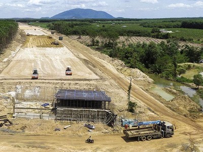 Thi công đường bộ cao tốc Bắc - Nam phía Đông, đoạn Phan Thiết - Dầu Giây.